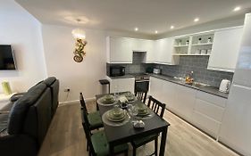 Modern 2 Bedroom Apartment, With Car Parking.